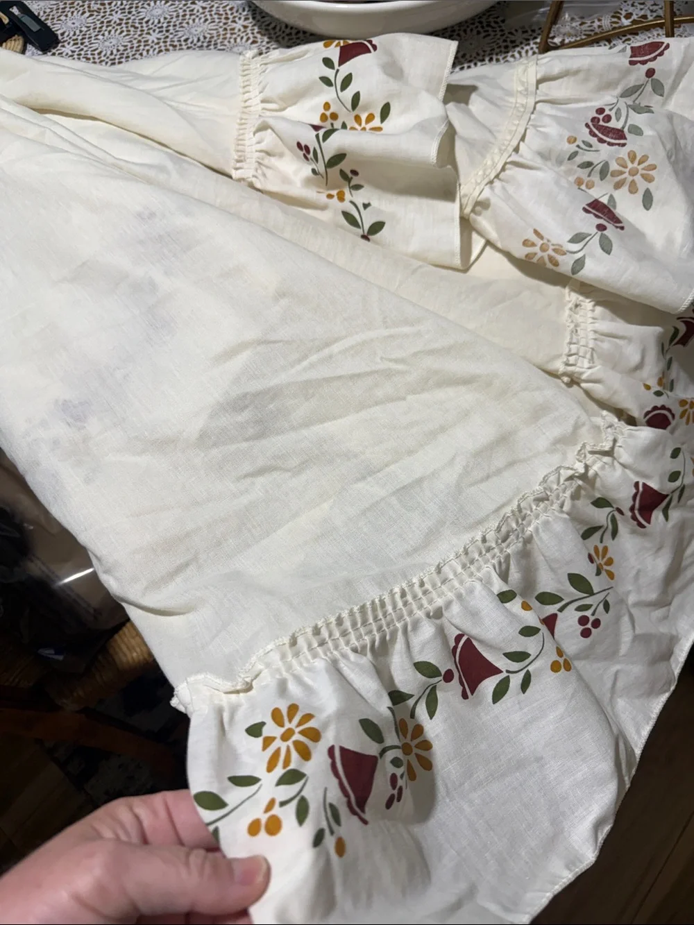 Vintage Cottagecore handmade Cream Ruffled Floral tulip round tablecloth🔥🔥